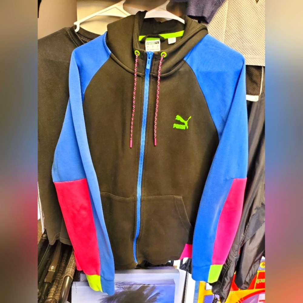 Puma hoodie size large.  The softest hoodie I've ever felt. Rare retro colorway.